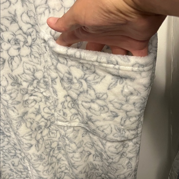 NWT Croft & Barrow Gray Floral Fleece robe - Picture 5 of 6